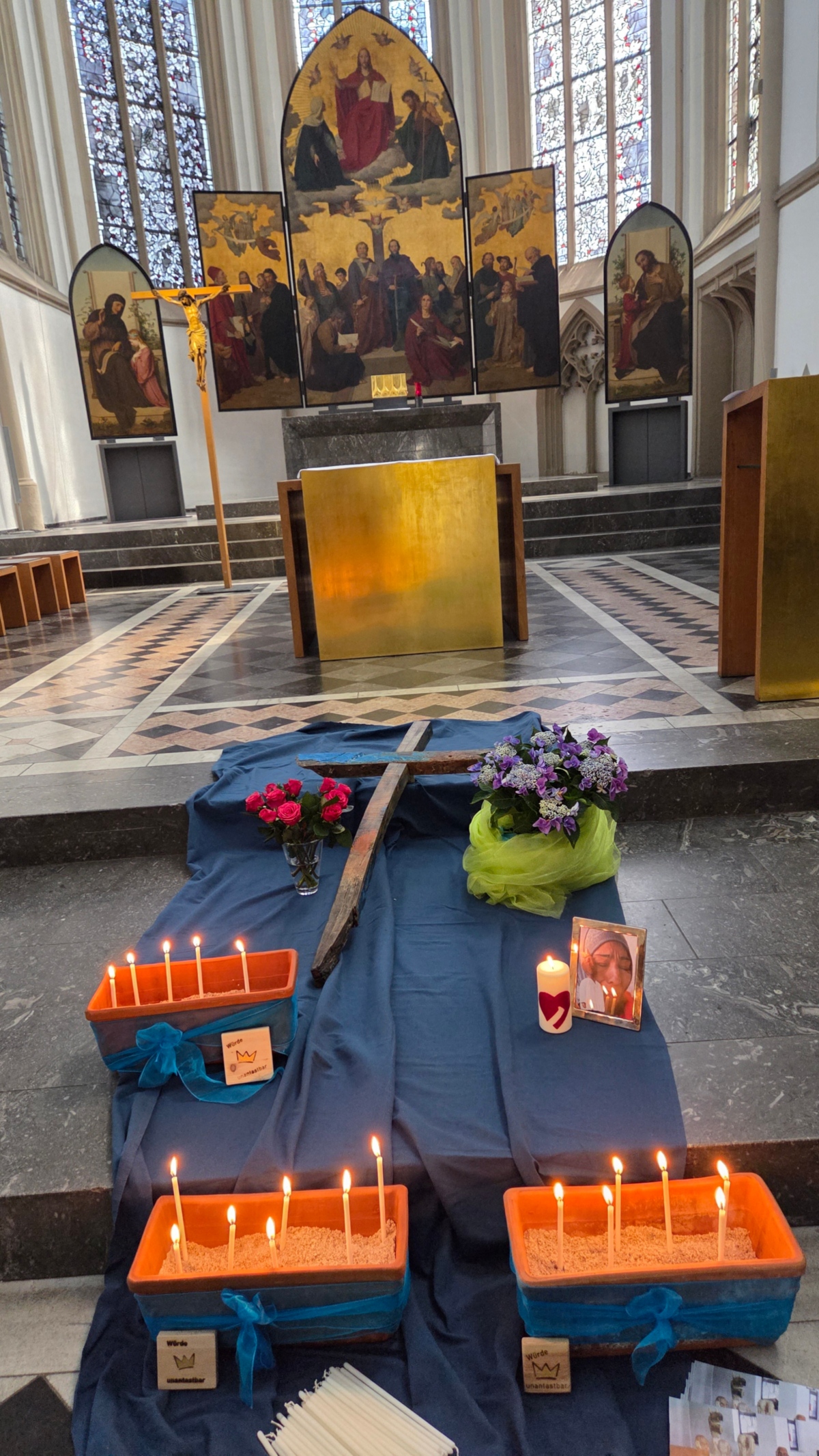 Bonn
Samstag, 20. Juni 2026 | 11:00–14:00 Uhr

St. Remigiuskirche, Brüdergasse 8, Bonn

In der Kirche werden die Namen von Menschen verlesen, die auf der Flucht ums Leben gekommen sind. Persönliche Geschichten, Gebete, Gedichte und Musik schaffen Raum für Erinnerung und Gedenken. Besucherinnen und Besucher sind eingeladen, zuzuhören, Kerzen zu entzünden und gemeinsam ein Zeichen für Menschlichkeit zu setzen.